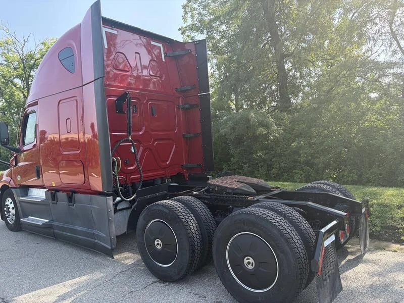 2023 Freightliner Cascadia in Walton, KY — photo 3