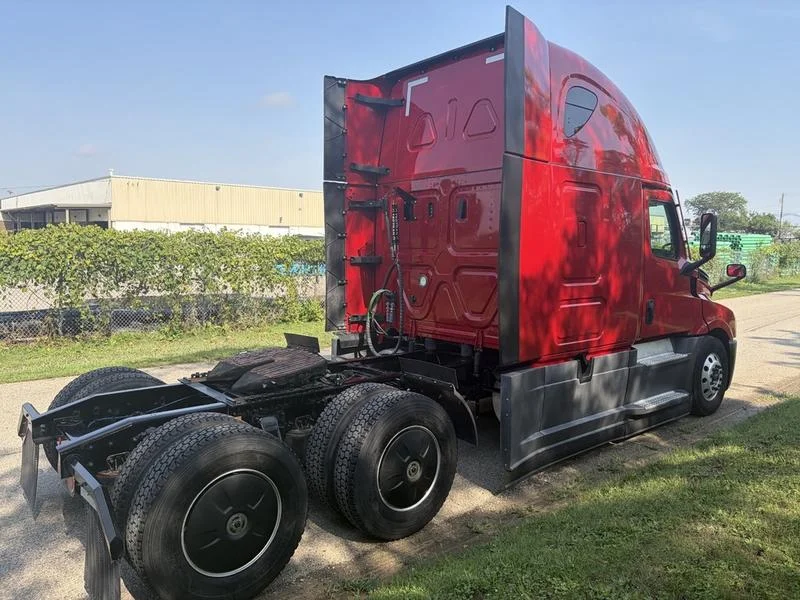 2023 Freightliner Cascadia in Walton, KY — photo 5