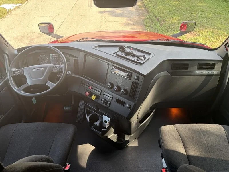 2023 Freightliner Cascadia in Walton, KY — photo 10