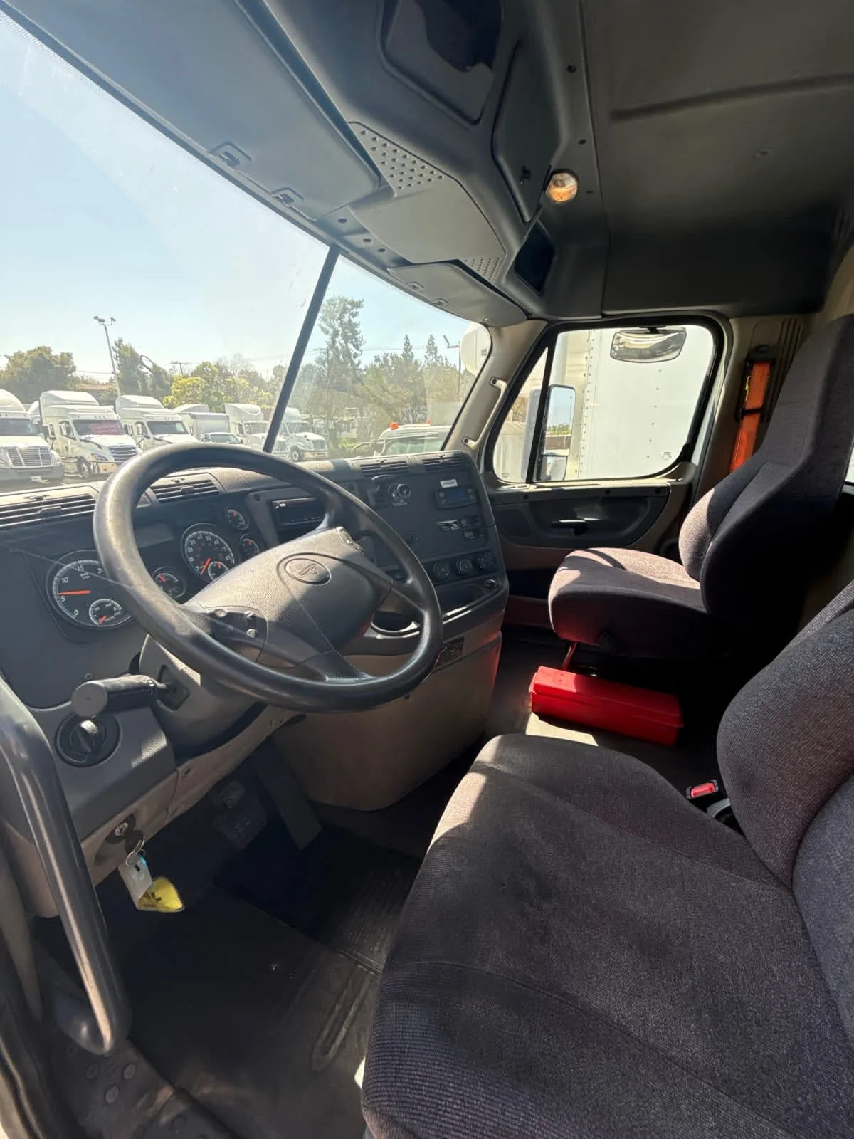 2018 Freightliner Cascadia - image 7