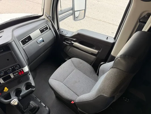 2023 Kenworth T680 in Springfield, MO — photo 33