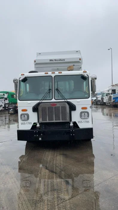 2025 Peterbilt 520 — photo 4