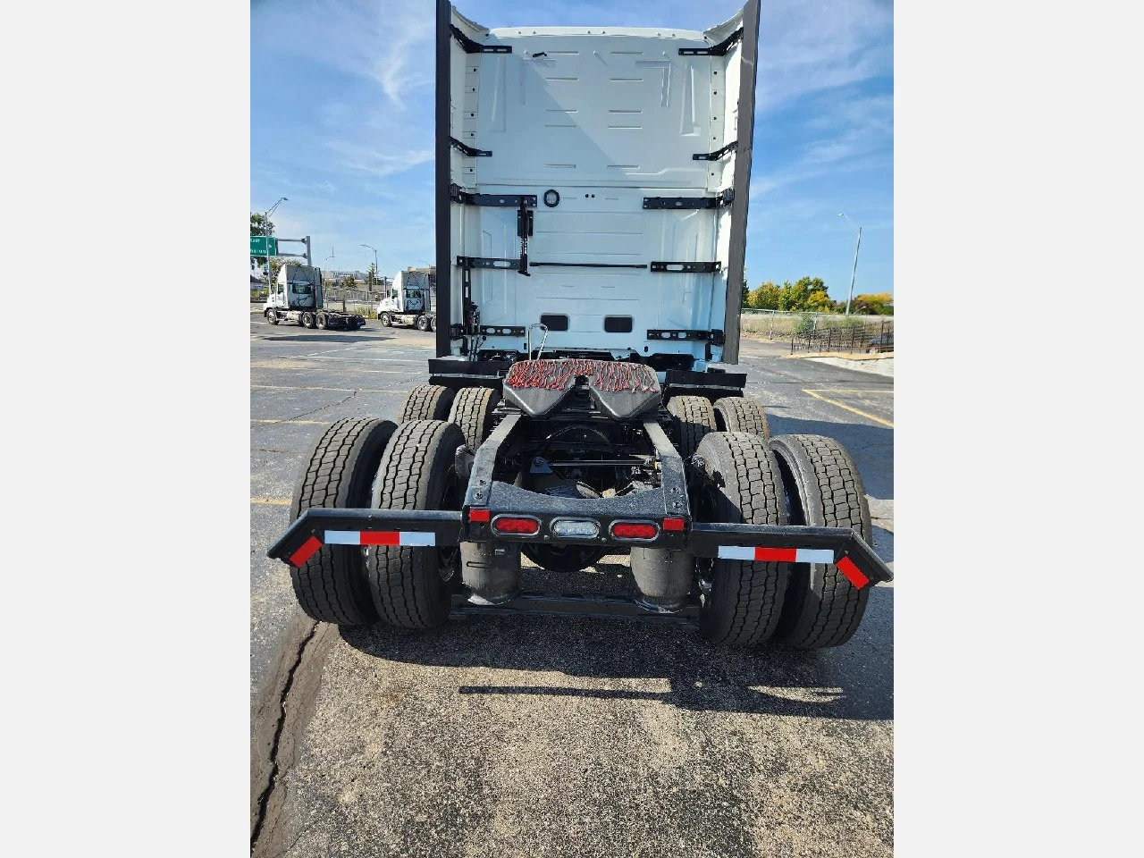 2026 Volvo VNL 860 in Flint, MI — photo 4