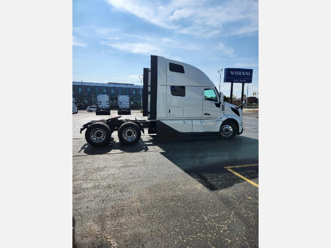 2026 Volvo VNL 860 in Flint, MI — photo 3