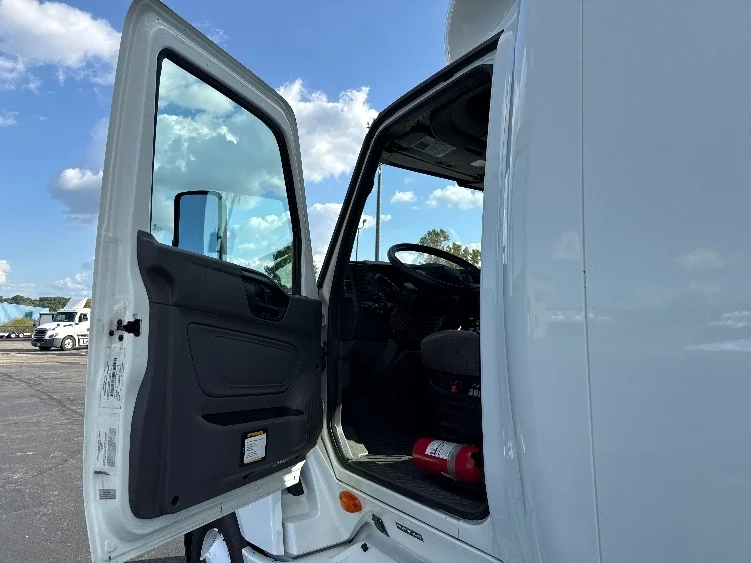 2022 International LT - image 9