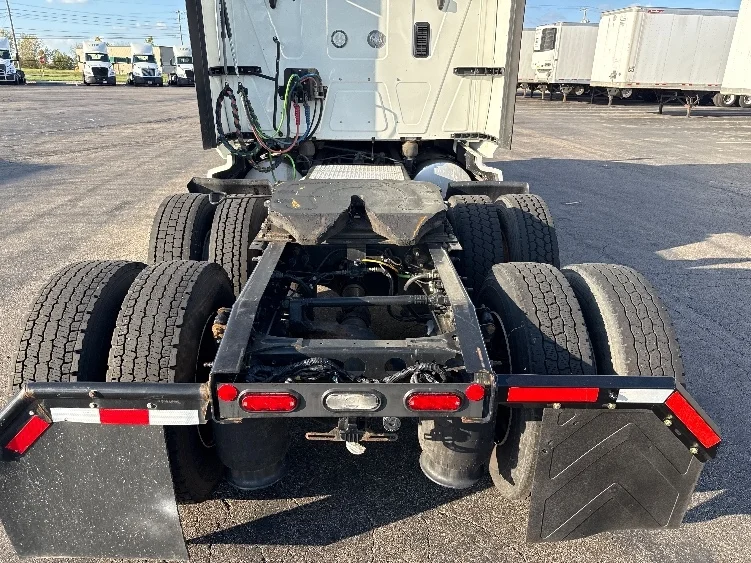 2022 International LT - image 6