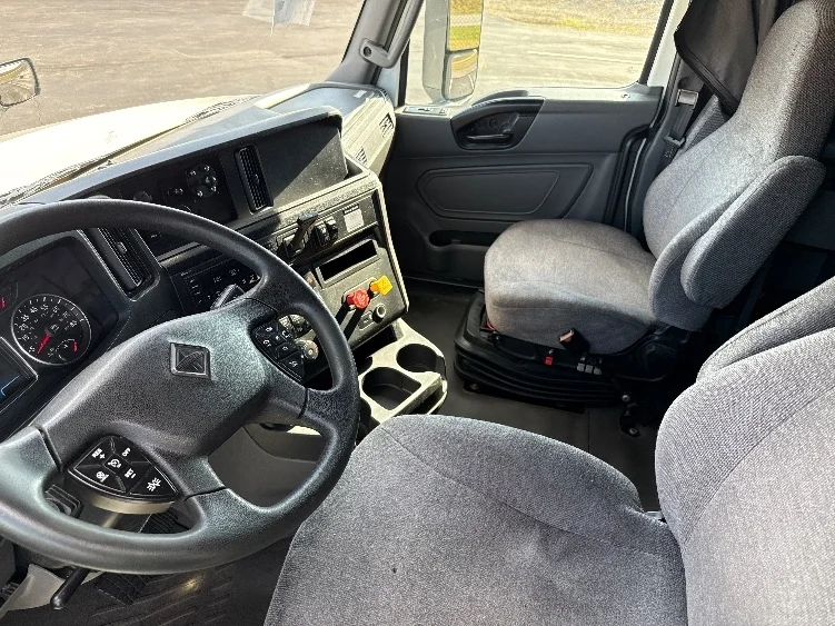 2022 International LT - image 10