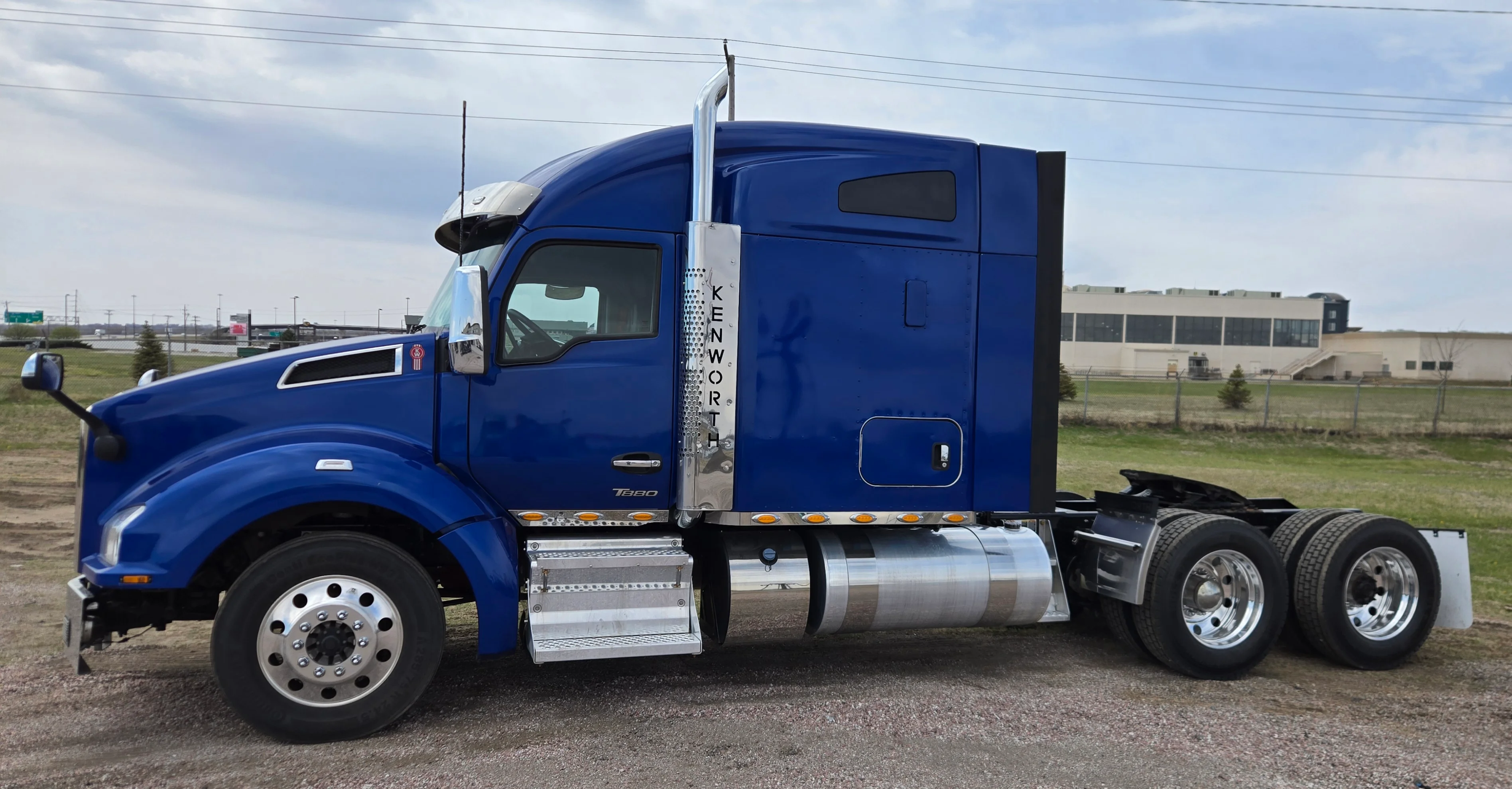 2023 Kenworth T880 - image 2