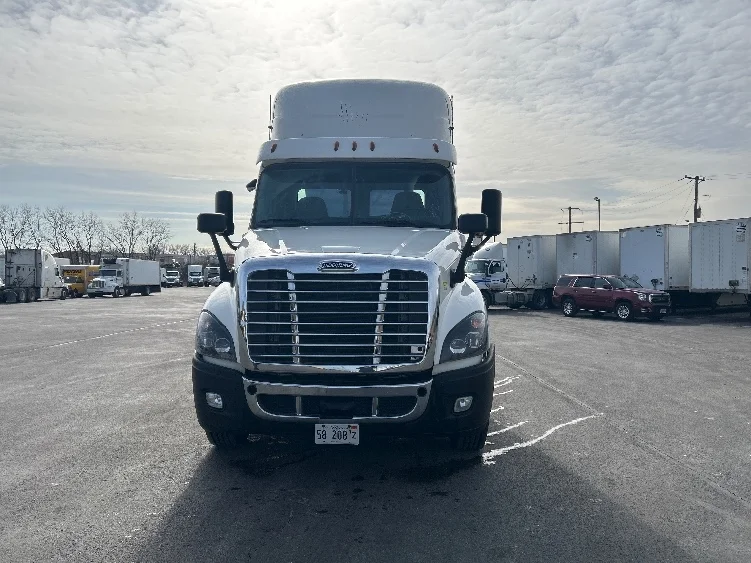 2019 Freightliner Cascadia in La Porte, IN — photo 2