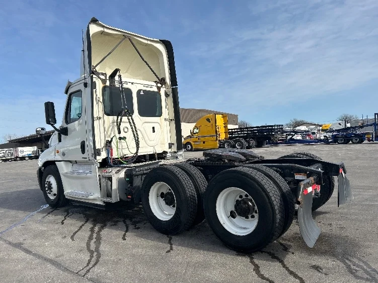 2019 Freightliner Cascadia in La Porte, IN — photo 5