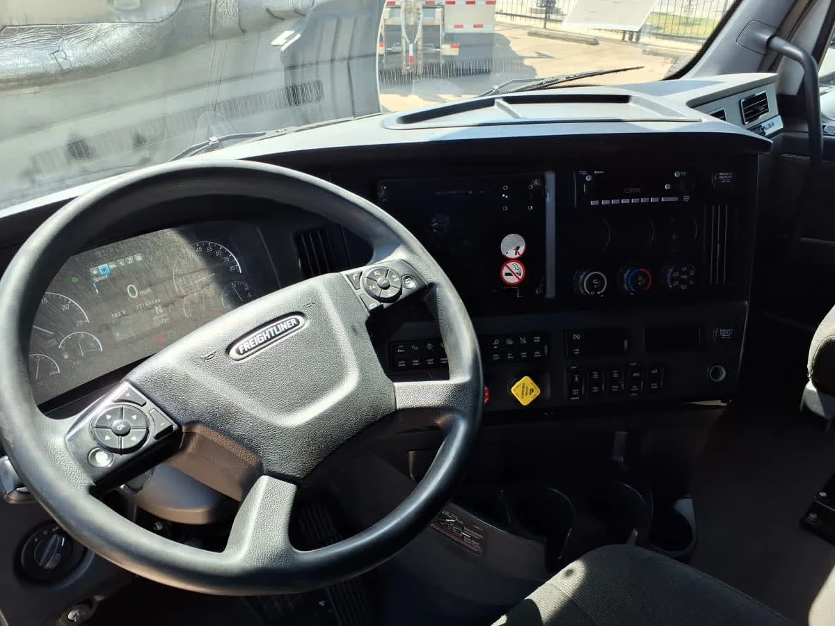2023 Freightliner Cascadia in Dallas, TX — photo 7