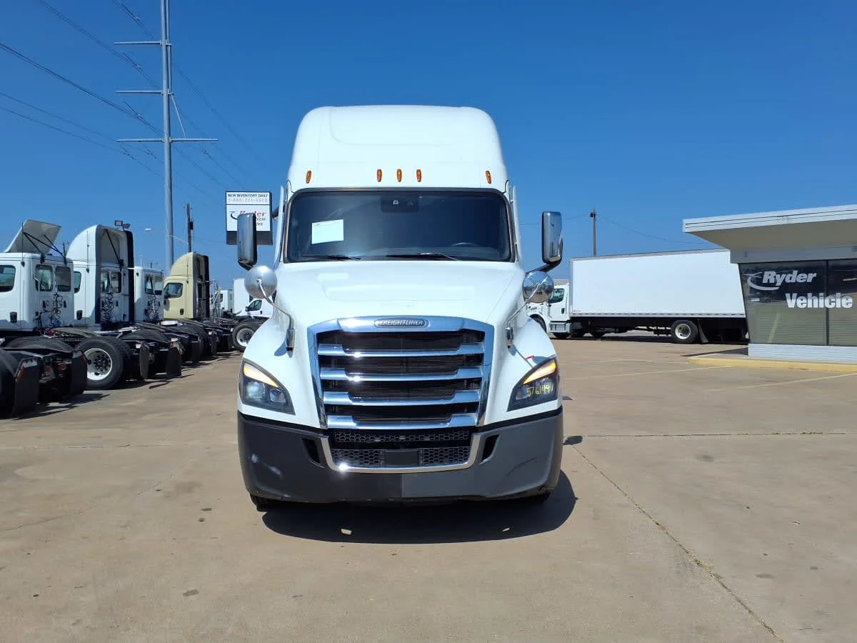 2023 Freightliner Cascadia in Dallas, TX — photo 2