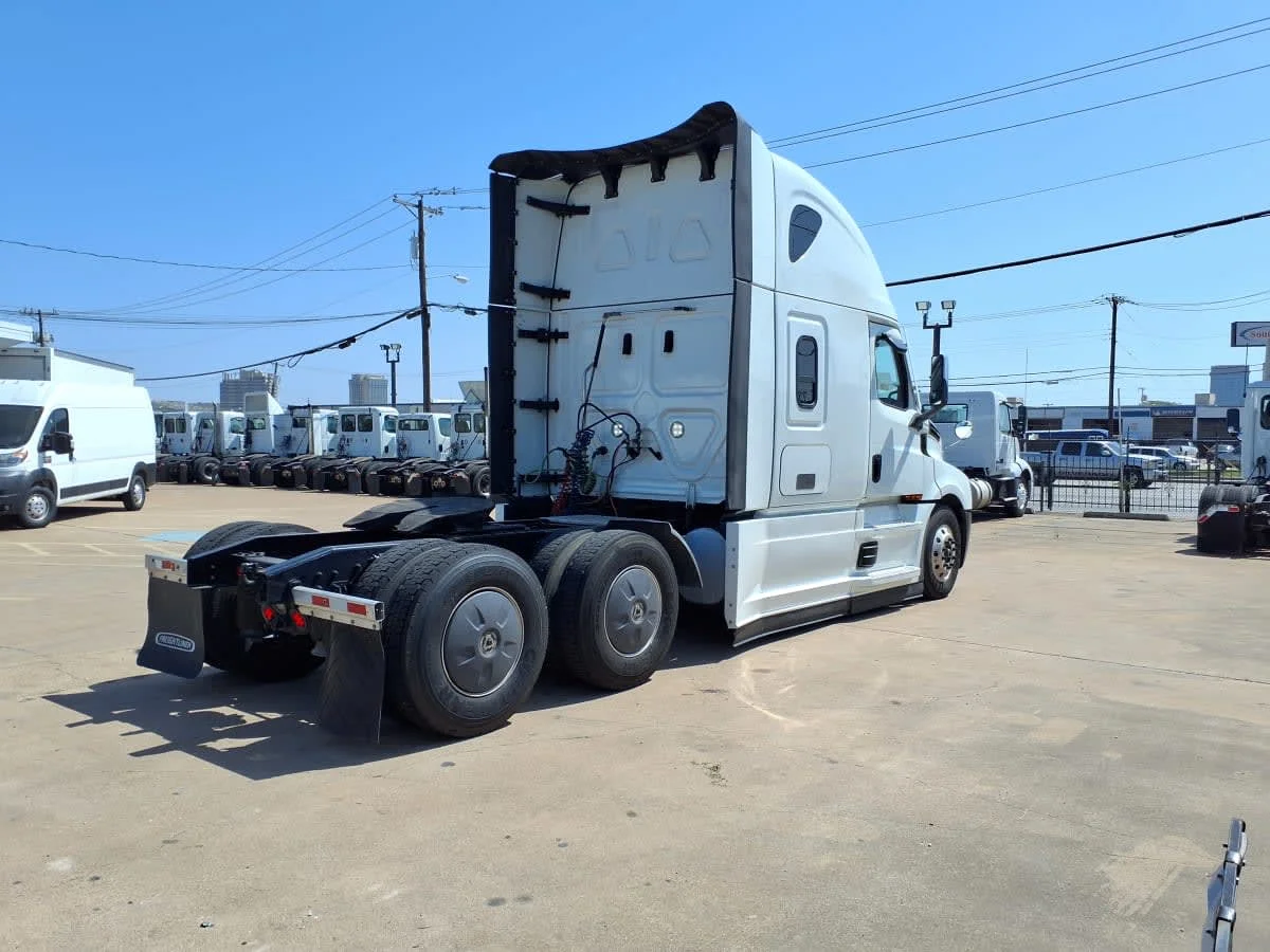 2023 Freightliner Cascadia in Dallas, TX — photo 4