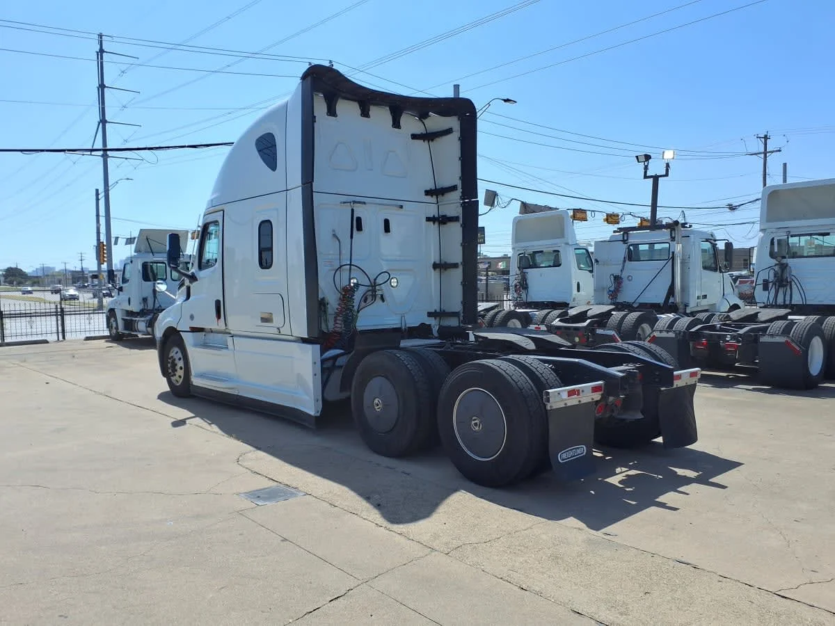 2023 Freightliner Cascadia in Dallas, TX — photo 6
