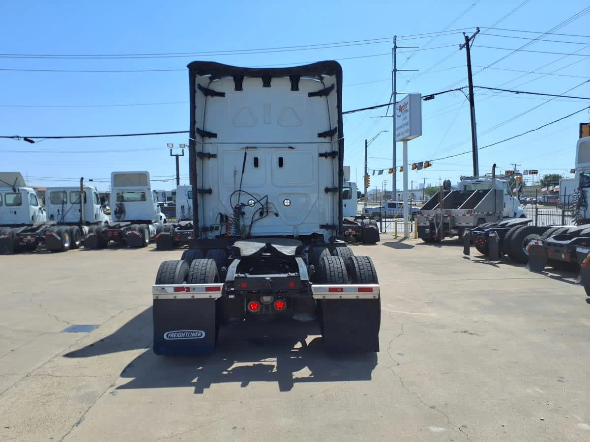 2023 Freightliner Cascadia in Dallas, TX — photo 5