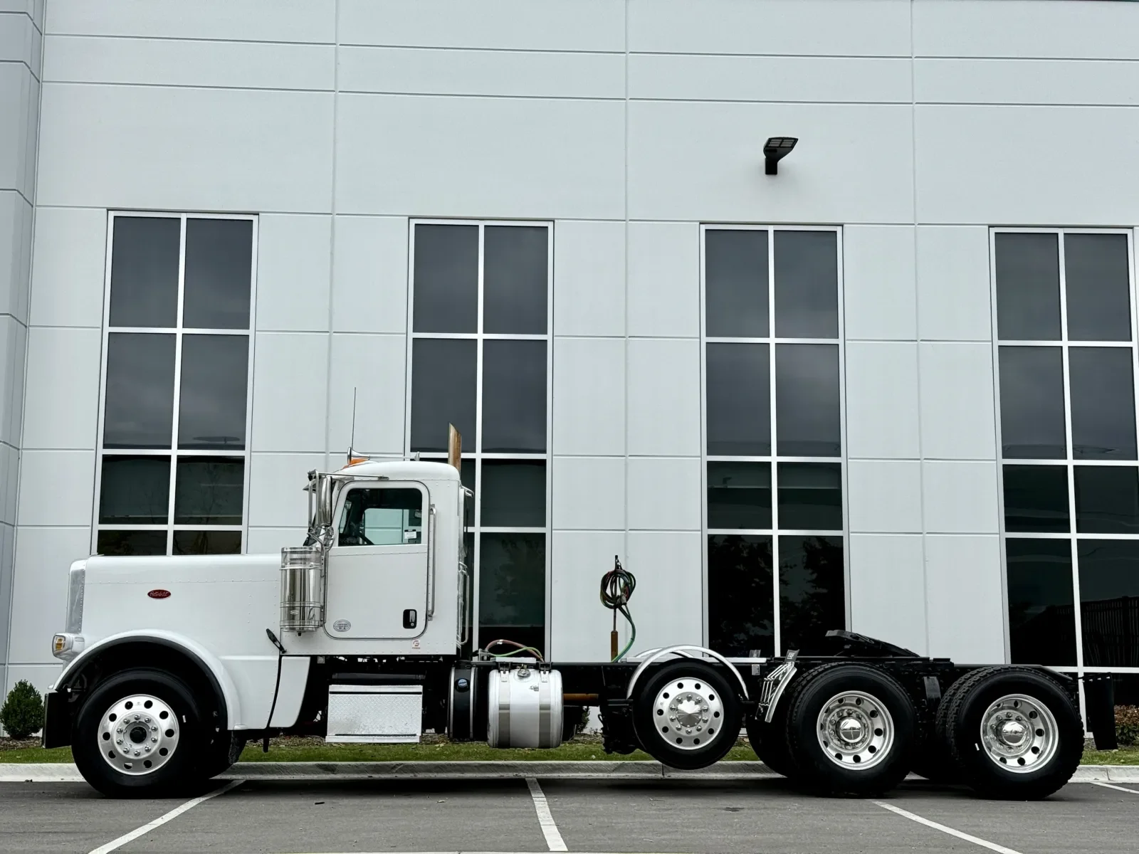 2020 Peterbilt 389 - image 4