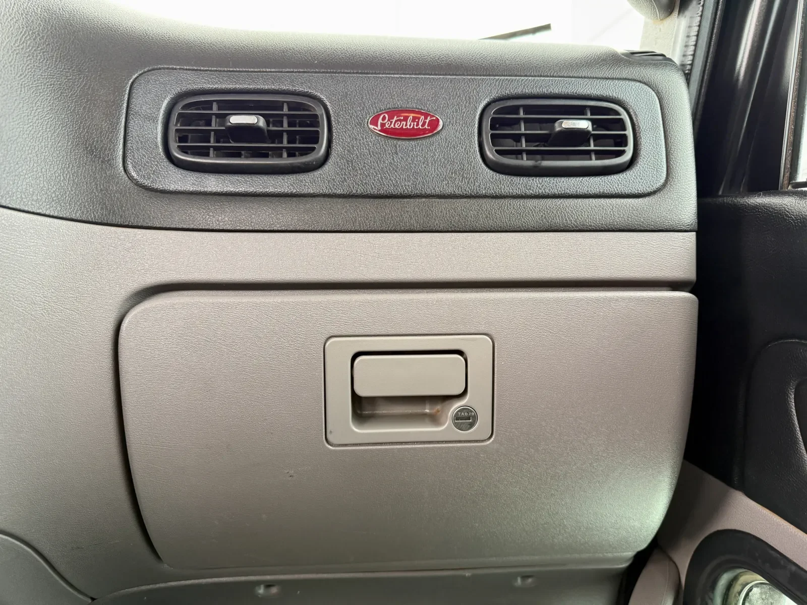 2020 Peterbilt 389 in New Lenox, IL — photo 18