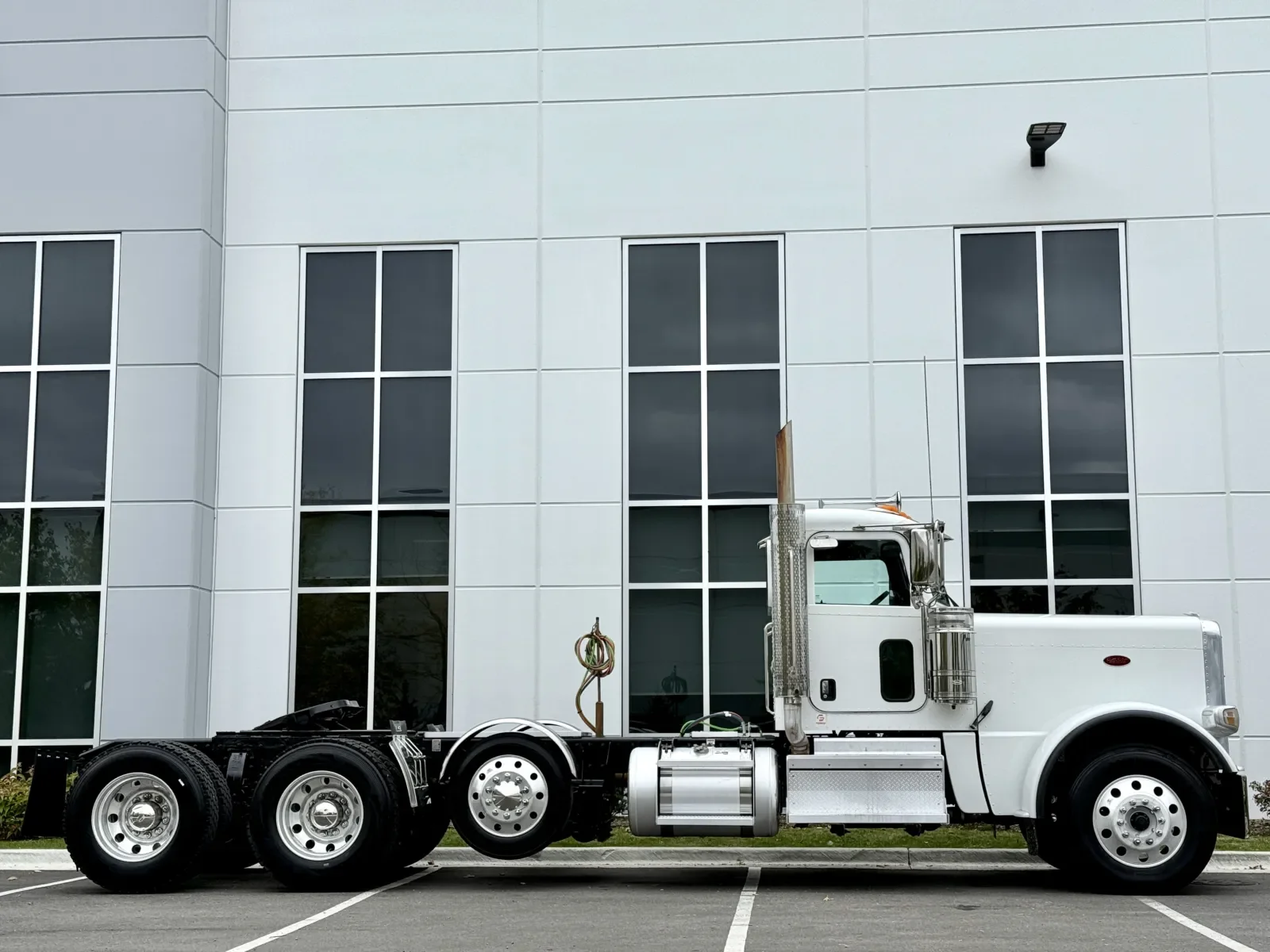 2020 Peterbilt 389 in New Lenox, IL — photo 3