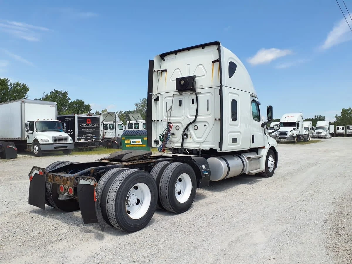 2019 Freightliner Cascadia in Indianapolis, IN — photo 4