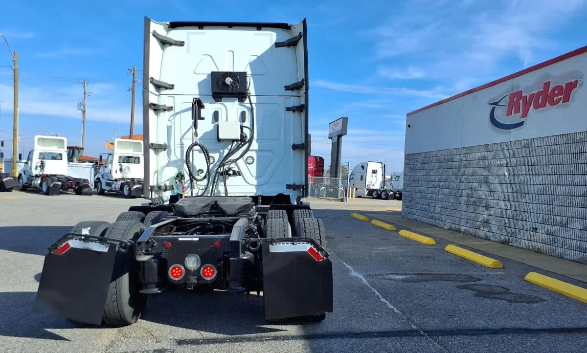 2020 Freightliner Cascadia - image 5