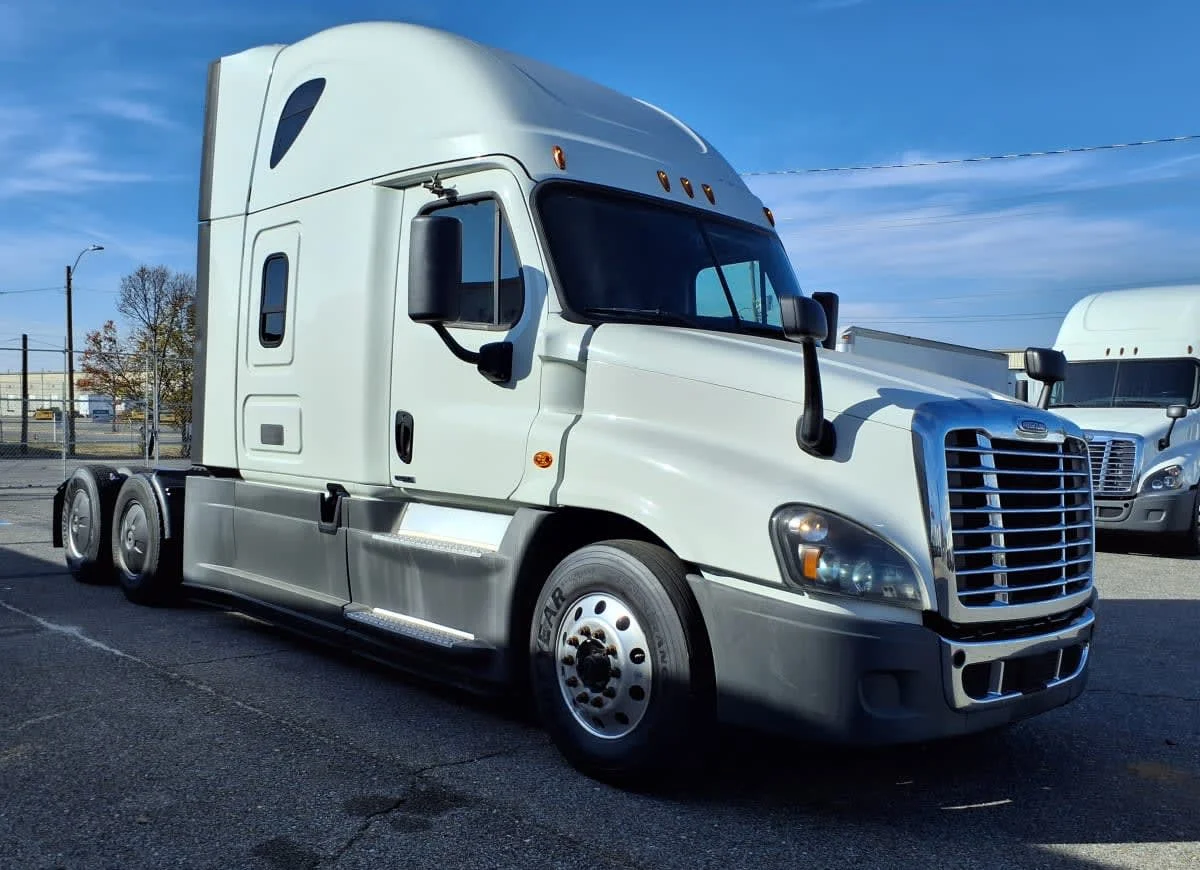 2020 Freightliner Cascadia - image 3