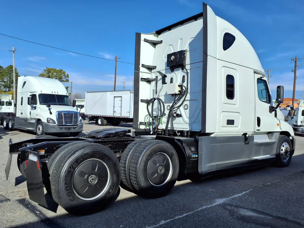 2020 Freightliner Cascadia - image 4