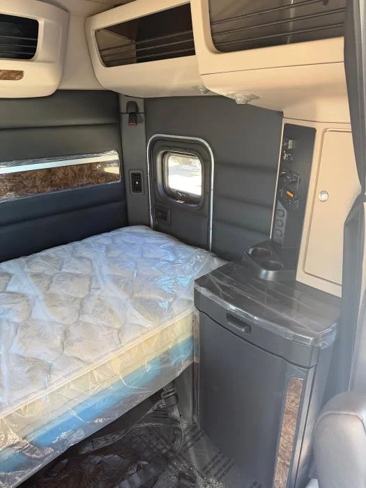 2027 Peterbilt 589 - image 16