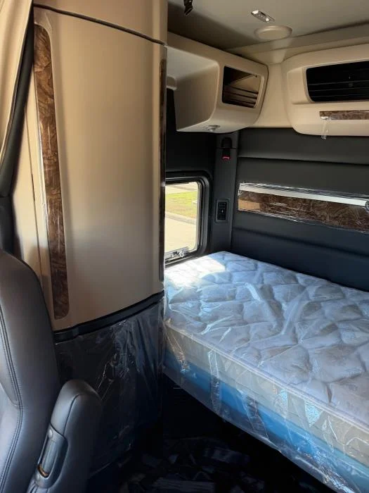 2027 Peterbilt 589 - image 15