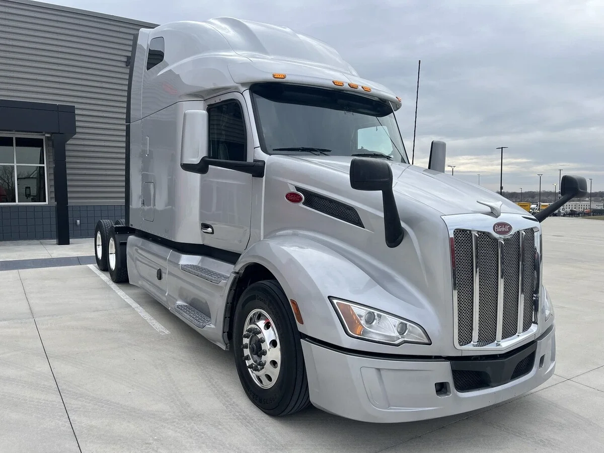 2023 Peterbilt 579 - image 3