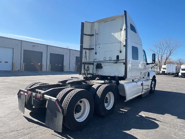 2022 International LT - image 7