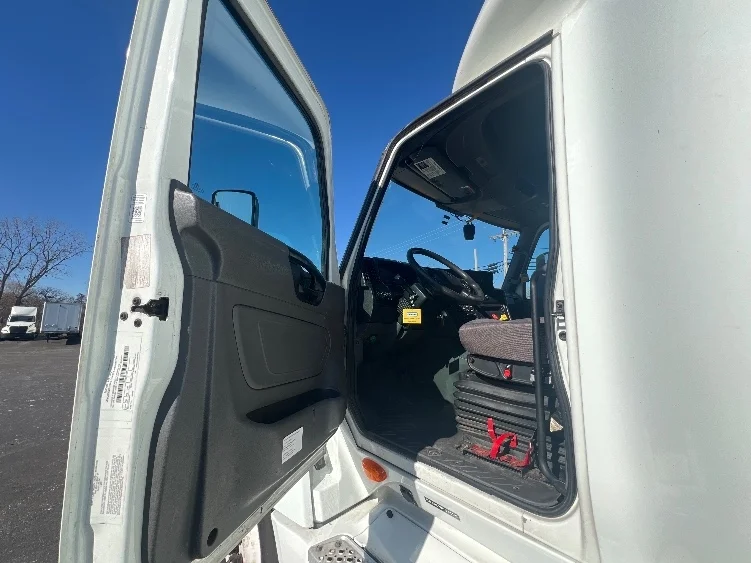 2022 International LT - image 9