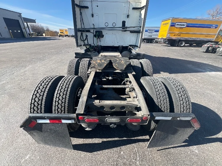 2022 International LT - image 6