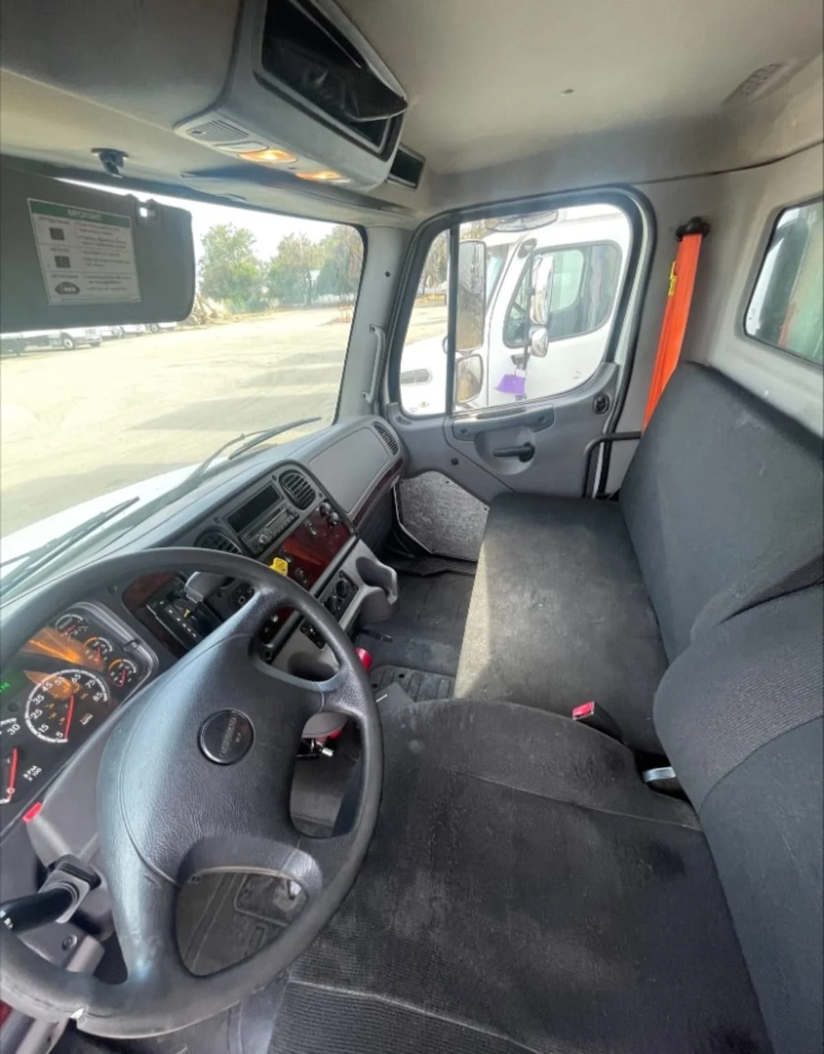 2016 Freightliner M2 106 - image 8