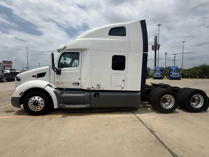 2021 Peterbilt 579 in Laredo, TX — photo 3