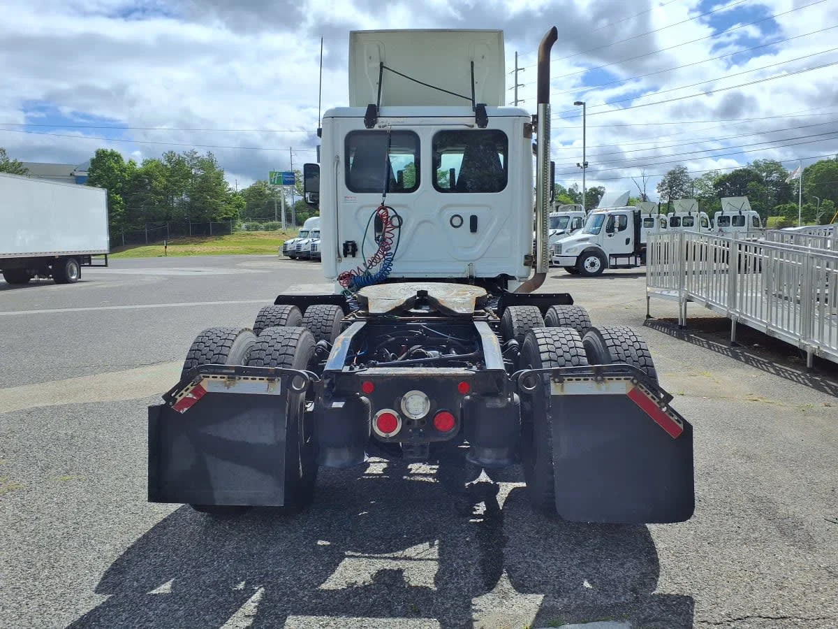 2020 Freightliner Cascadia in Knoxville, TN — photo 5