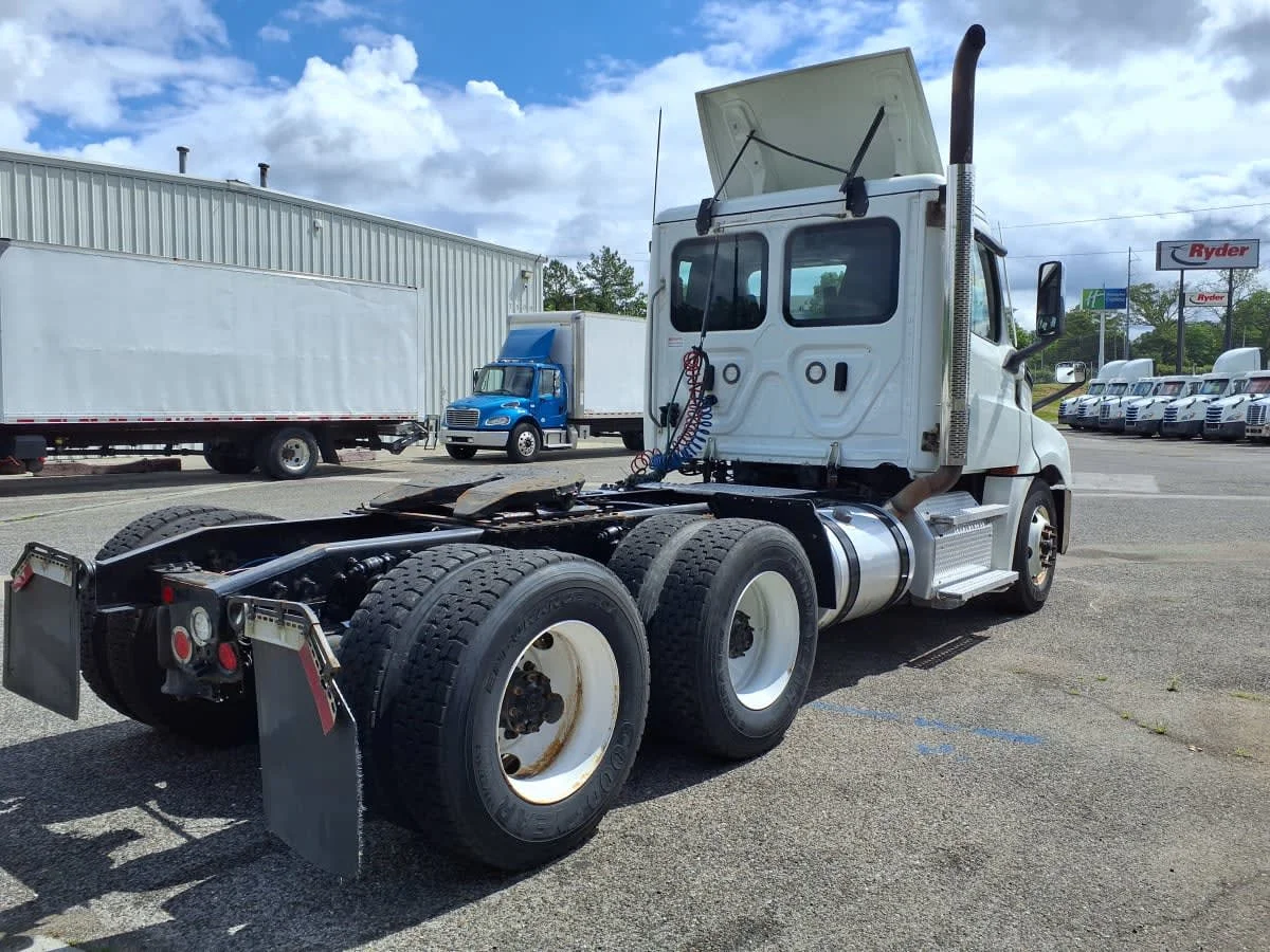 2020 Freightliner Cascadia in Knoxville, TN — photo 4