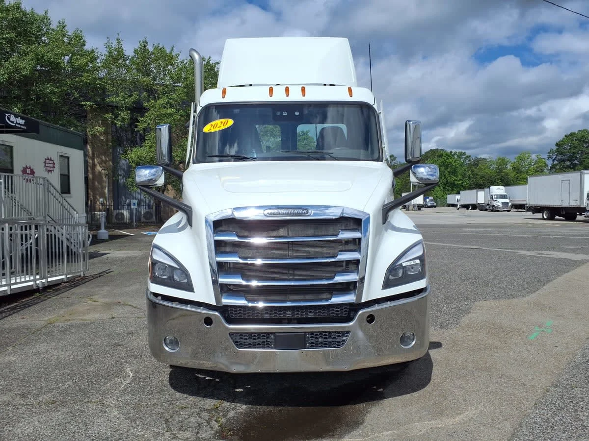 2020 Freightliner Cascadia in Knoxville, TN — photo 2