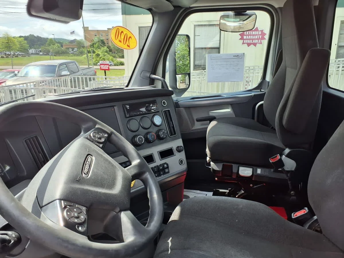 2020 Freightliner Cascadia in Knoxville, TN — photo 7