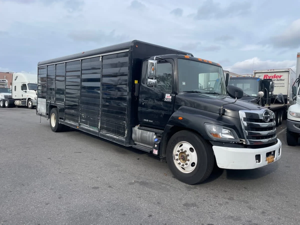 2015 Hino 338 in Farmingdale, NY — photo 3