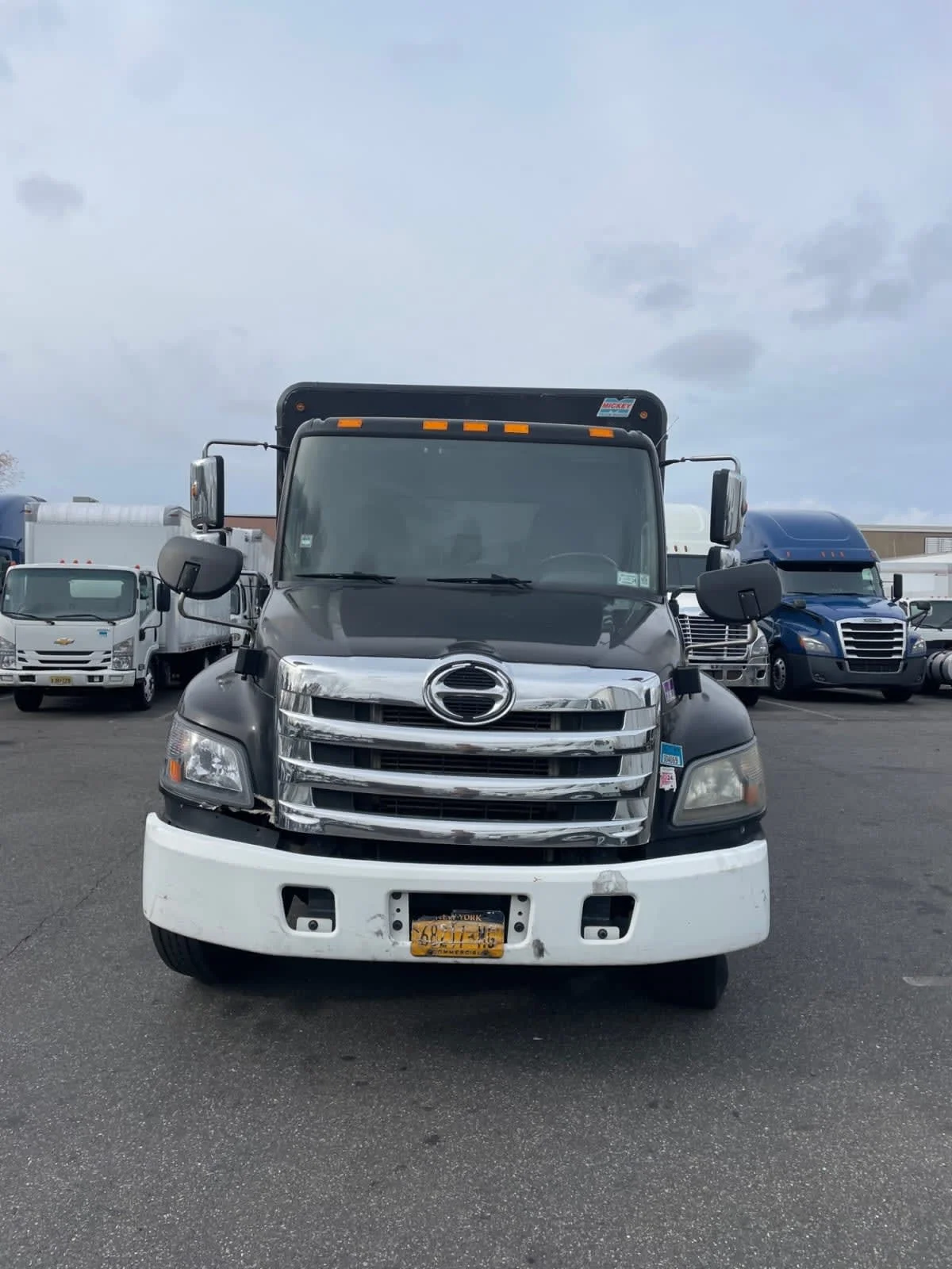 2015 Hino 338 in Farmingdale, NY — photo 2