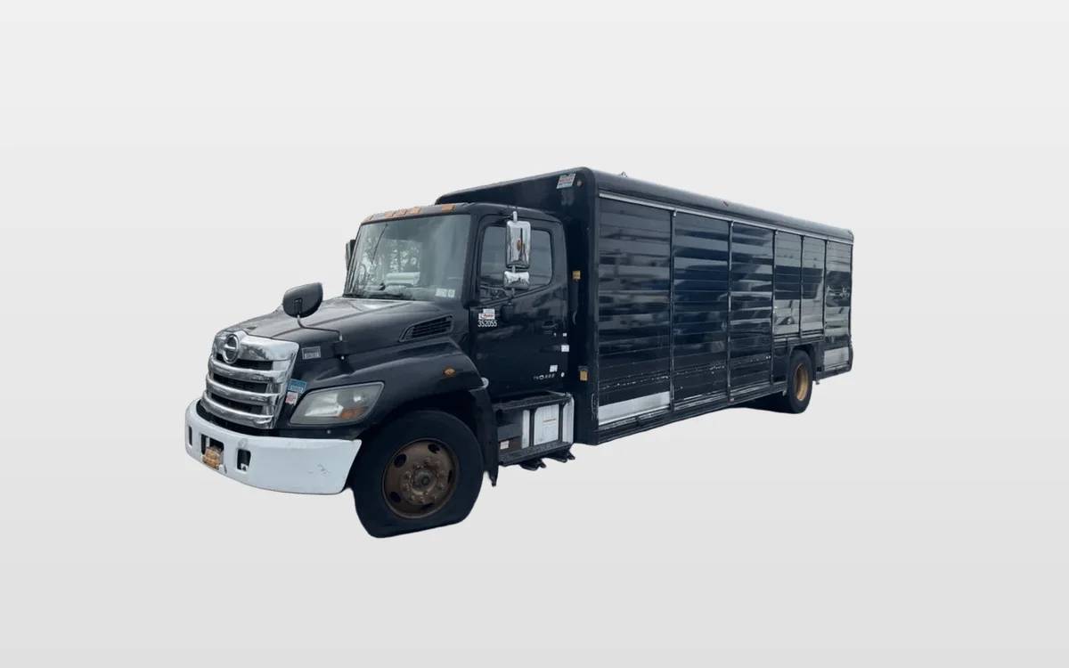 2015 Hino 338 - image 1