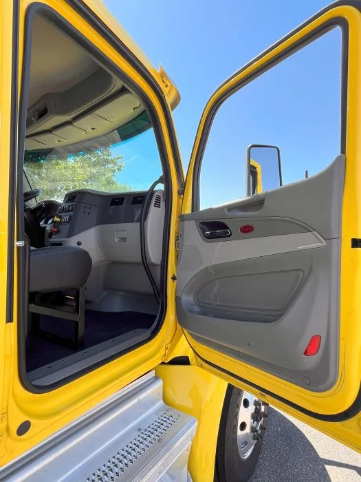 2021 Peterbilt 579 in Albuquerque, NM — photo 12