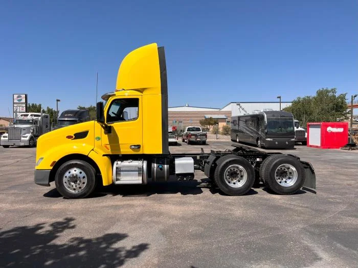 2021 Peterbilt 579 in Albuquerque, NM — photo 3