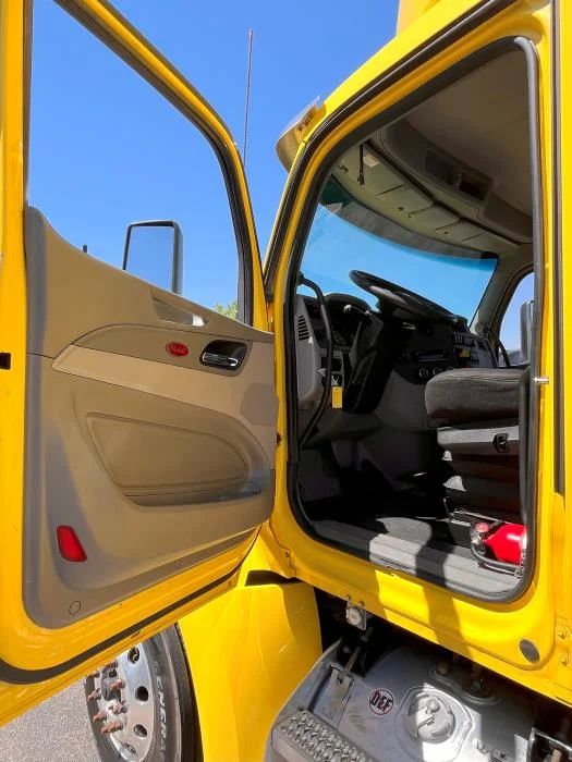 2021 Peterbilt 579 in Albuquerque, NM — photo 8