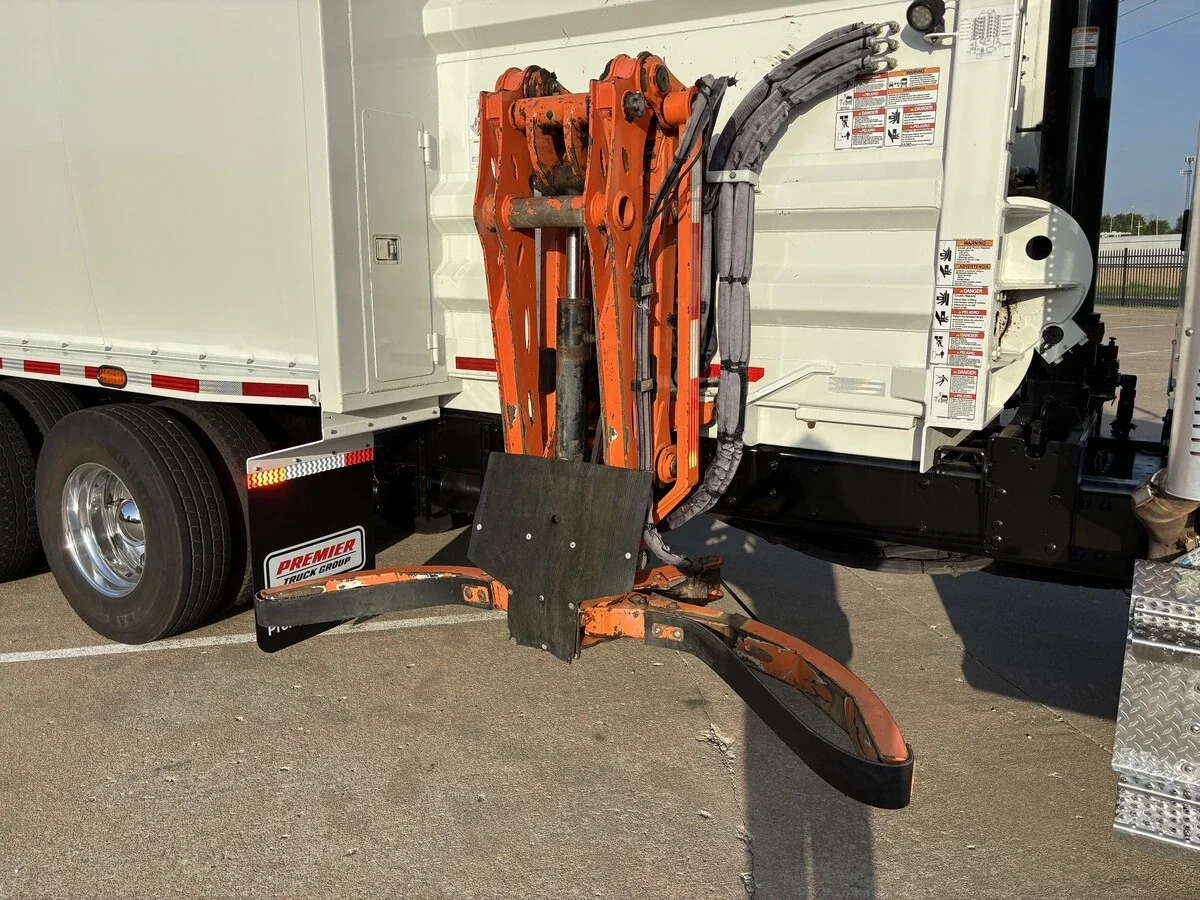 2023 Freightliner M2 106 — photo 10
