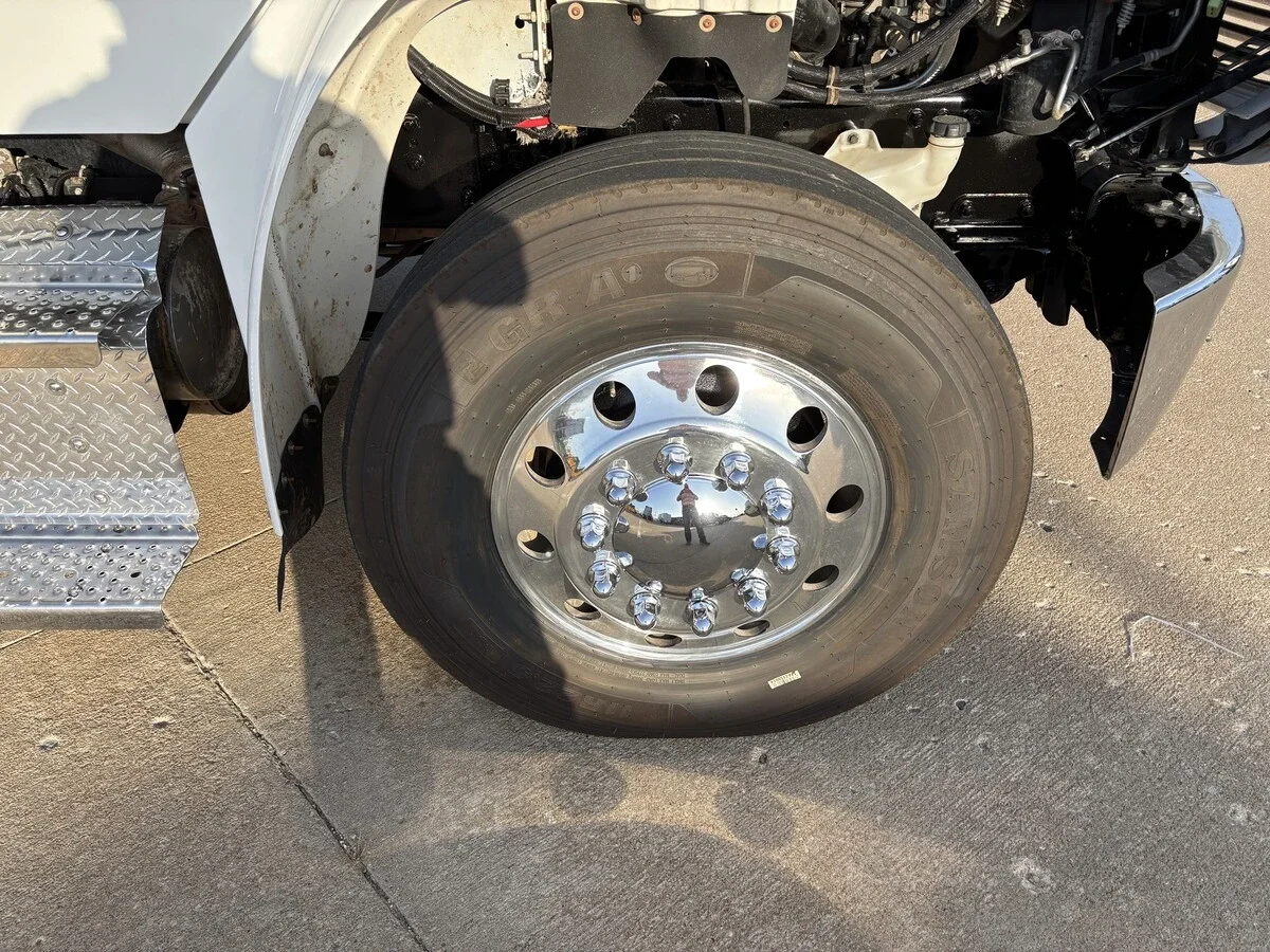 2023 Freightliner M2 106 — photo 19