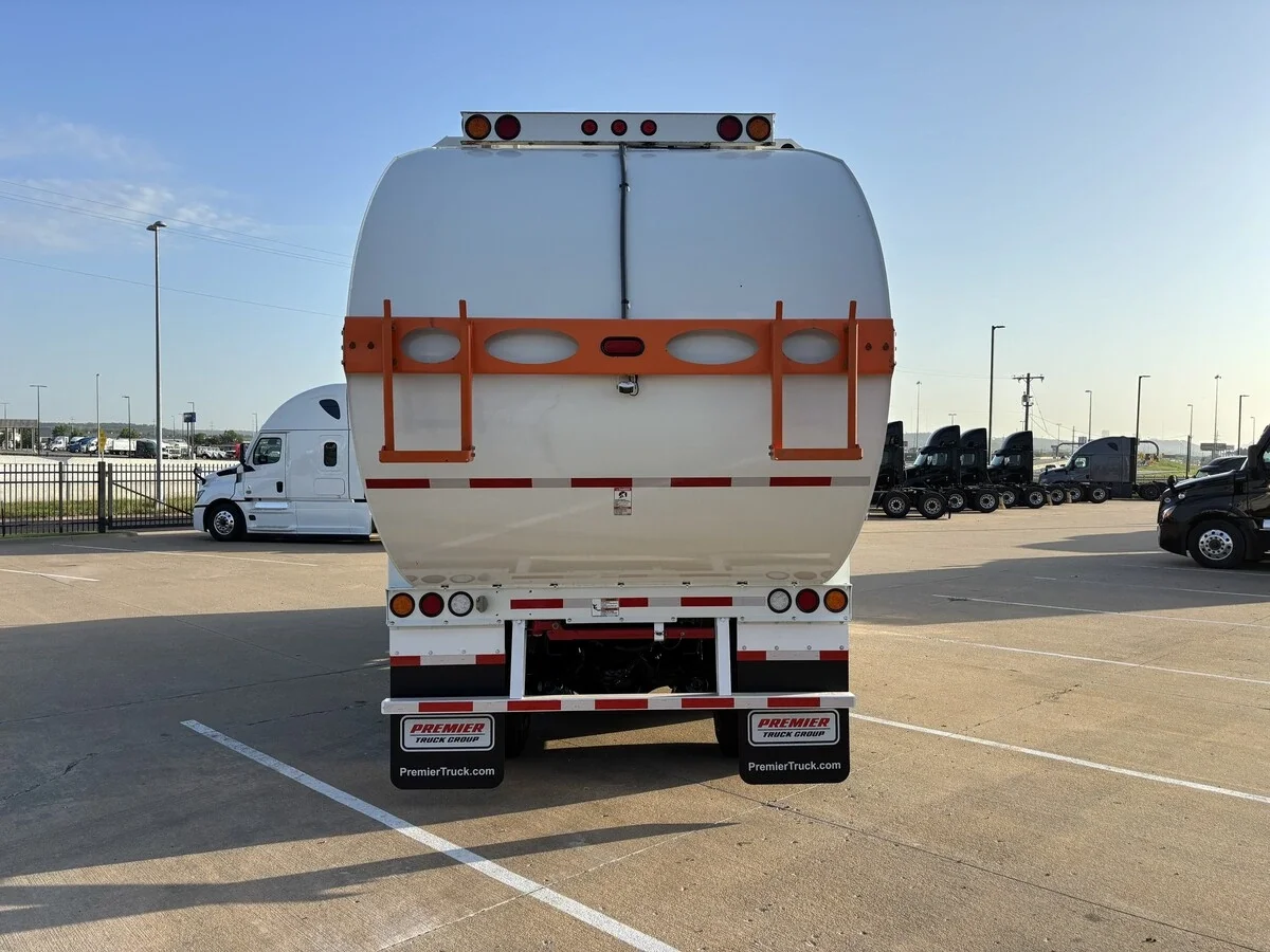 2023 Freightliner M2 106 — photo 4