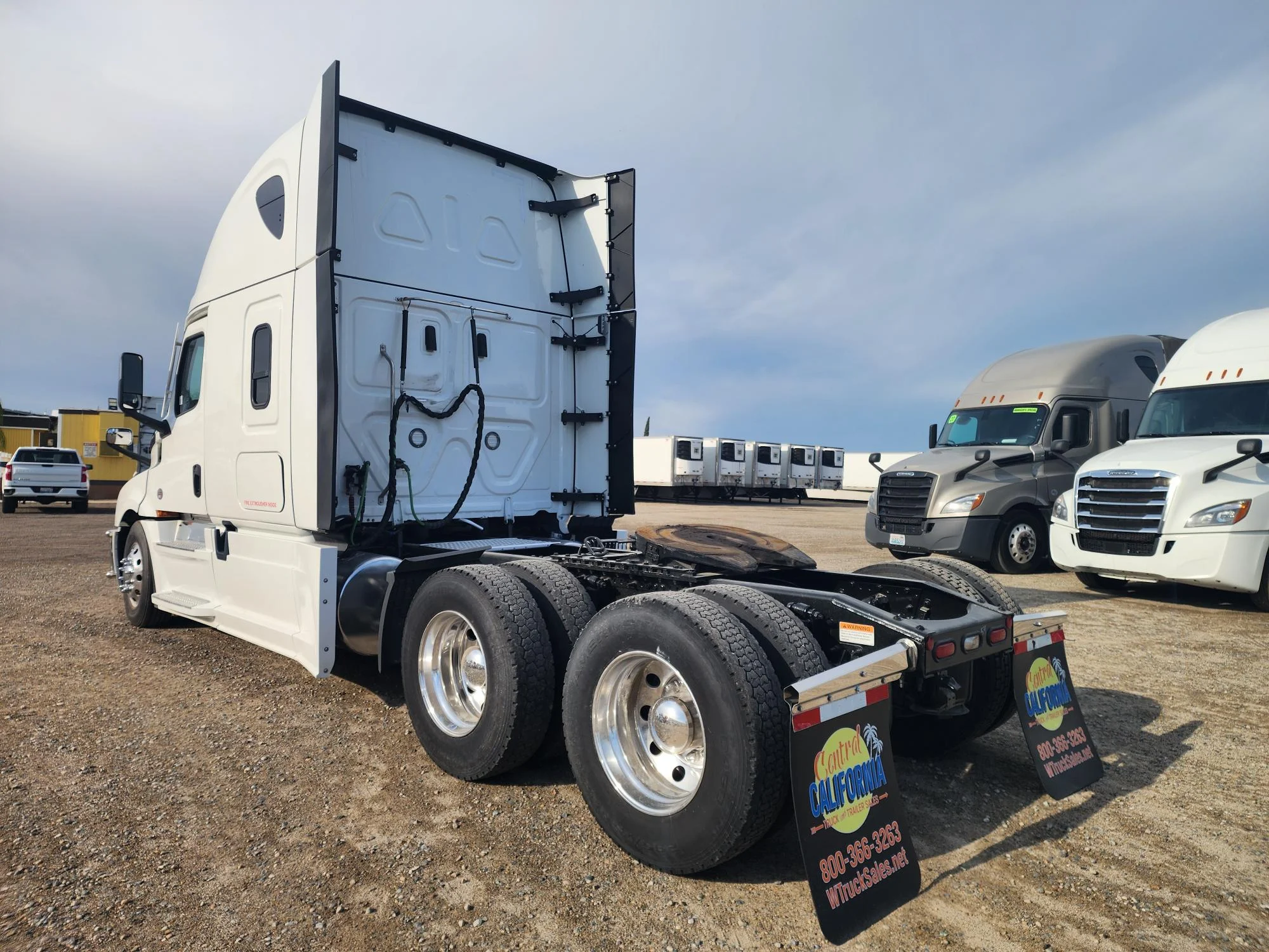 2023 Freightliner Cascadia in Fresno, CA — photo 7