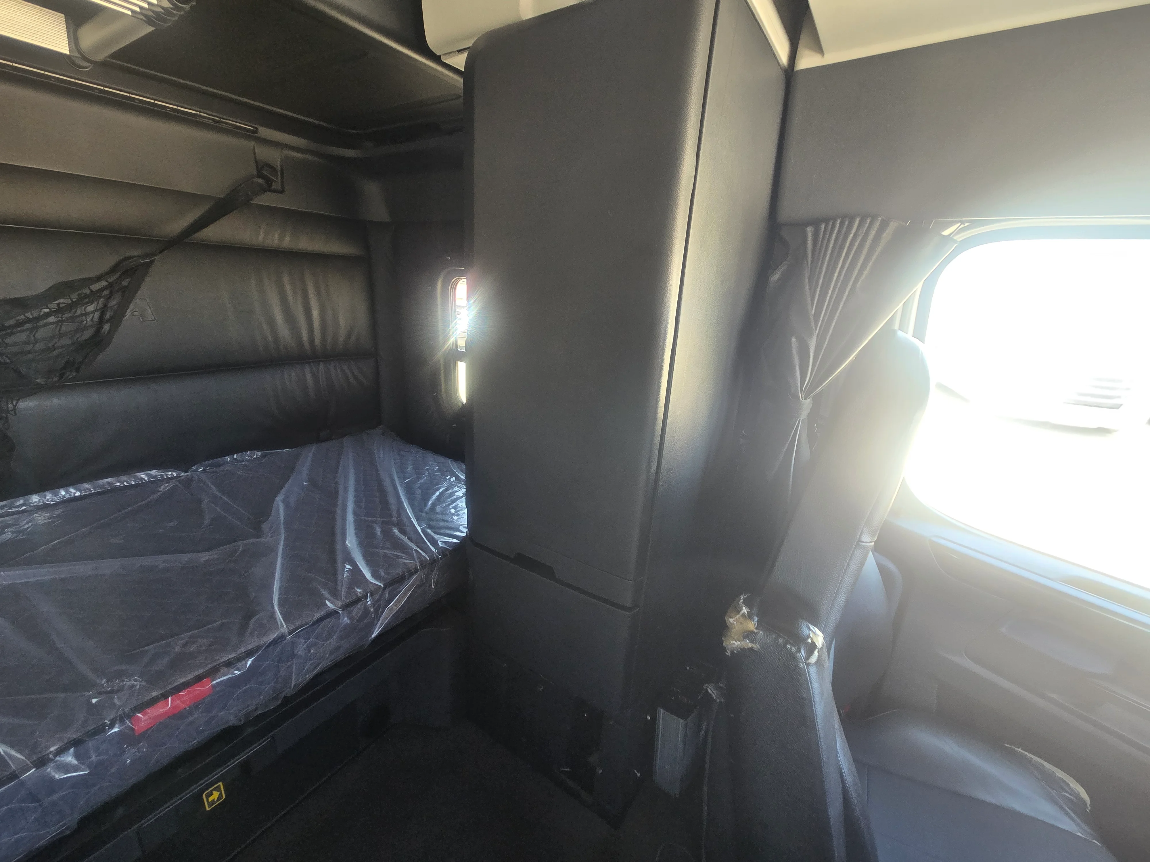 2023 Freightliner Cascadia in Fresno, CA — photo 13