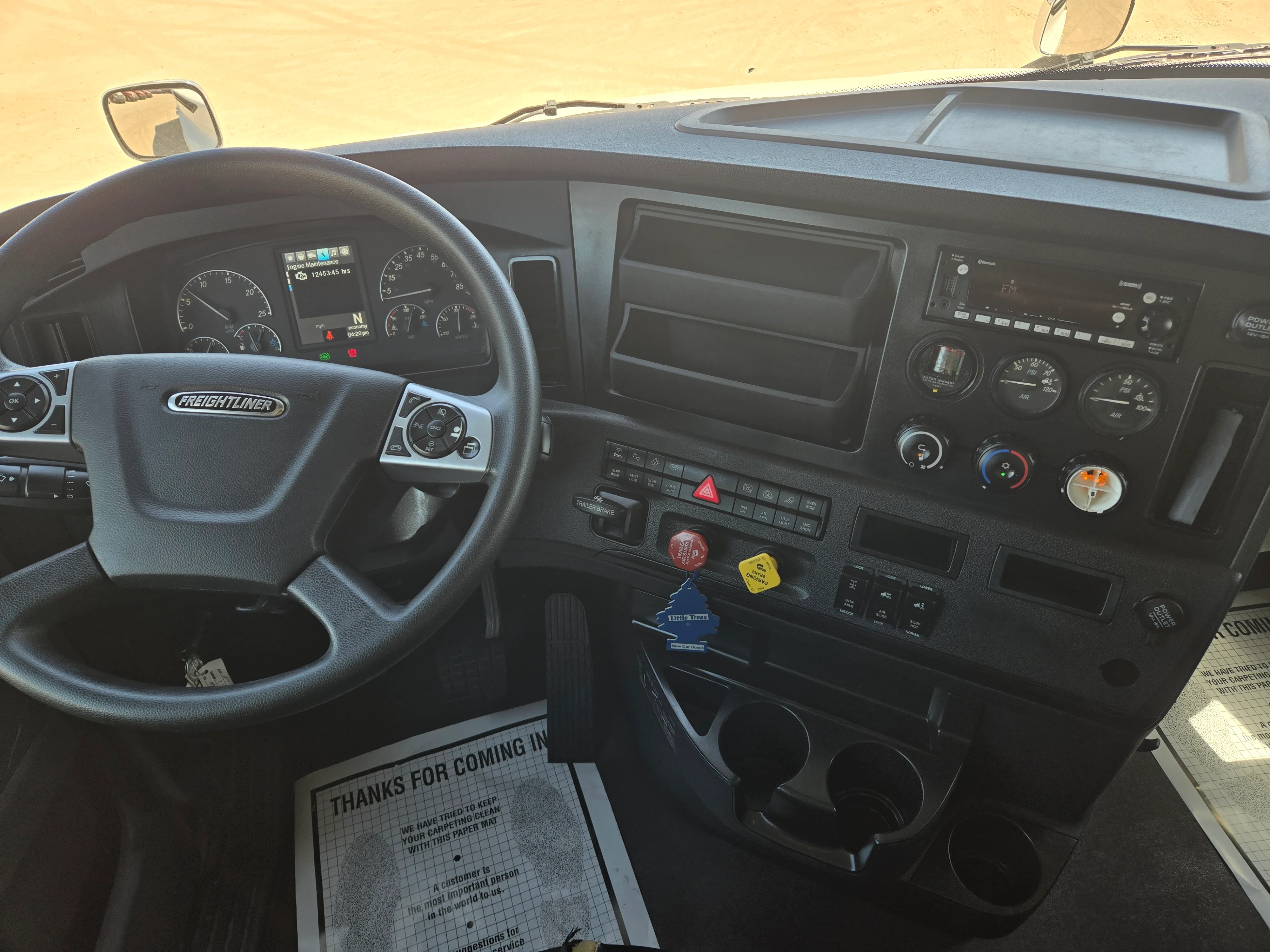 2023 Freightliner Cascadia in Fresno, CA — photo 9